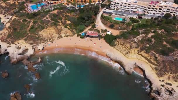 Zdjęcia Lotnicze Pięknej Plaży Przed Albufeirą Portugalii Pokazujące Małą Prywatną — Wideo stockowe