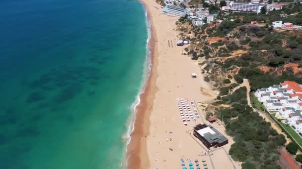 Аэросъемка Прекрасного Пляжа Перед Албуфейрой Португалии Показывающая Прайя Албуфейра Прайя — стоковое видео
