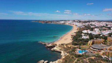 Portekiz 'deki Albufeira sahilinin hava görüntüleri, Praia da Oura Sahili' ni ve güneşli bir yaz gününde kumsallara vuran dalgaları gösteriyor.