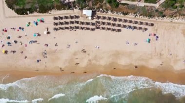 Portekiz 'deki Albufeira sahilinin hava görüntüleri Praia de Albufeira Sahili' ni ve güneşli bir yaz gününde kumsallara vuran dalgaları gösteriyor..