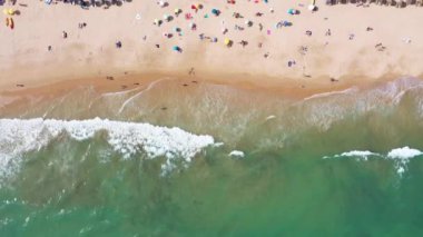 Portekiz 'deki Albufeira sahilinin hava görüntüleri Praia de Albufeira Sahili' ni ve güneşli bir yaz gününde kumsallara vuran dalgaları gösteriyor..