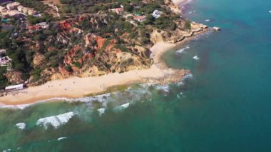 Portekiz 'deki Albufeira sahilinin hava görüntüleri, Praia da Oura Sahili' ni ve güneşli bir yaz gününde kumsallara vuran dalgaları gösteriyor.