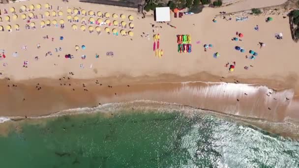 ポルトガルのアルブフェイラの美しいビーチフロントの航空映像 プラヤ アルブフェイラビーチと雲で晴れた夏の日に黄金の砂浜に衝突する波を示しています — ストック動画