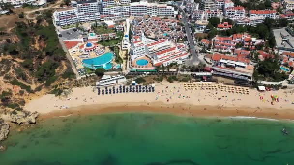 Filmagem Aérea Bela Frente Praia Albufeira Portugal Mostrando Praia Oura — Vídeo de Stock