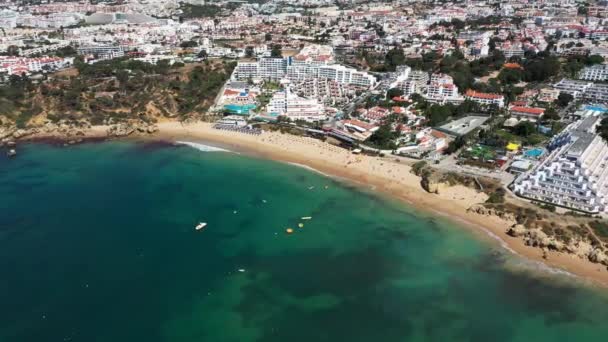 Imágenes Aéreas Hermosa Playa Albufeira Portugal Mostrando Playa Praia Oura — Vídeo de stock