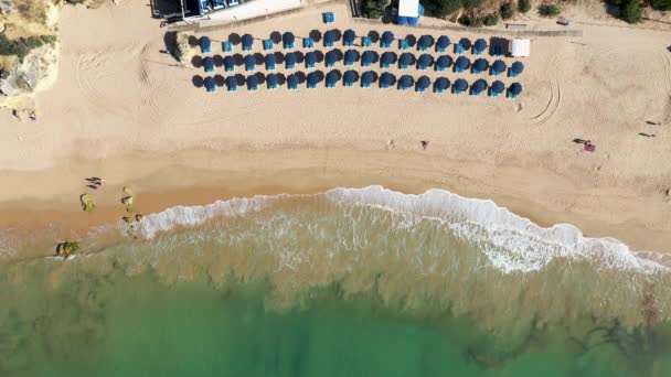 포르투갈 알부페이라의 아름다운 전면의 Praia Albufeira 해변과 구름이 여름날 황금빛 — 비디오