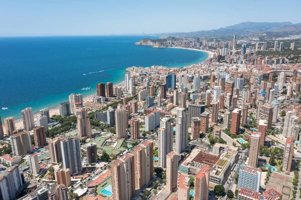 İspanya 'nın güzel Benidorm şehrinin yaz aylarındaki insansız hava aracı fotoğrafı yüksek katlı daireleri, otelleri ve yazın şehrin ana yollarını gösteriyor.