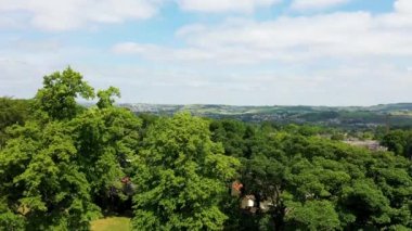 İngiltere 'nin Huddersfield kentindeki güzel Almondbury köyünün insansız hava aracı görüntüleri, İngiliz köyünün ve yaz aylarında ağaçların gözden kaçırdığı konutların kuş bakışı görüntülerini gösteriyor.