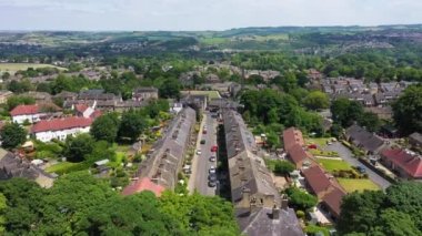 İngiltere 'nin Huddersfield kentindeki güzel Almondbury köyünün insansız hava aracı görüntüleri, İngiliz köyünü ve yaz mevsiminde teras konutlarını kuş bakışı gösteriyor.