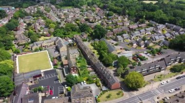 İngiltere 'nin Huddersfield kentindeki güzel Almondbury köyünün insansız hava aracı görüntüleri, yaz aylarında İngiliz köyünü ve yerleşim yerlerini kuş bakışı gösteriyor.