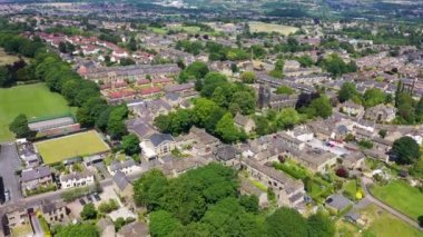 İngiltere 'nin Huddersfield kentindeki güzel Almondbury köyünün insansız hava aracı görüntüleri, yaz aylarında İngiliz köyünü ve yerleşim yerlerini kuş bakışı gösteriyor.