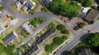 İngiltere 'nin Huddersfield kentindeki güzel Almondbury köyünün havadan insansız hava araçlarıyla çekilmiş görüntüleri. Yazın İngiliz köy yolları ve yerleşim alanlarının kuş bakışı görüntülerini gösteriyor.