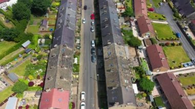 İngiltere 'nin Huddersfield kentindeki güzel Almondbury köyünün insansız hava aracı görüntüleri, İngiliz köyünü ve yaz mevsiminde teras konutlarını kuş bakışı gösteriyor.