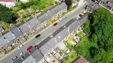 İngiltere 'nin Huddersfield kentindeki güzel Almondbury köyünün insansız hava aracı görüntüleri, İngiliz köyünü ve yaz mevsiminde teras konutlarını kuş bakışı gösteriyor.