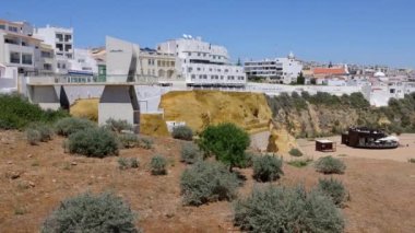 Portekiz 'de Albufeira' nın güzel sahil manzarası, Praia do Tnel plaj cephesini gösteriyor.