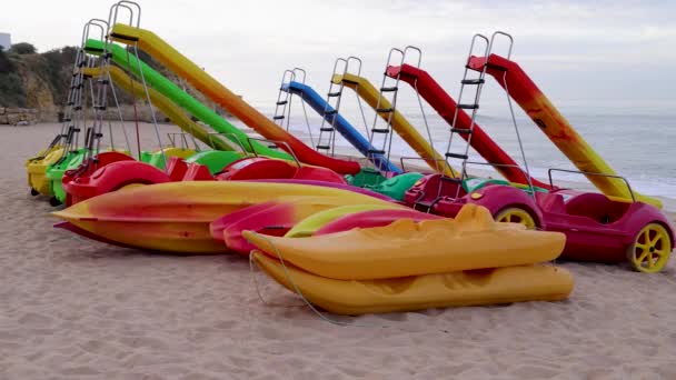 Nagranie Pięknej Plaży Albufeira Portugalii Pokazujące Plażę Praia Oura Wczesnym — Wideo stockowe