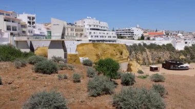 Portekiz 'de Albufeira' nın güzel sahil manzarası, Elevador do Peneco 'yu gösteriyor. Sahile giden bir asansör ve Praia do Tnel plajının önünü gözetleme noktası.