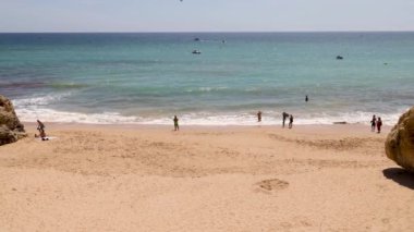 Portekiz 'deki Albufeira' nın güzel sahil manzarası Praia das Mariash plajını ve güneşli bir yaz gününde kumsallara vuran dalgaları gösteriyor.