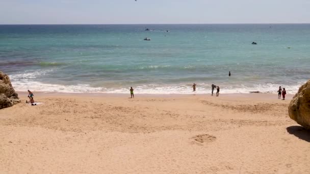 Beelden Van Het Prachtige Strand Van Albufeira Portugal Met Het — Stockvideo