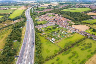 Batı Yorkshire, İngiltere 'deki Leeds Büyükşehir Borough' daki Doğu Ardsley köyünün havadan çekilmiş fotoğrafı yoğun bir otoyol kenarındaki tipik bir İngiliz konut arazisini gösteriyor.