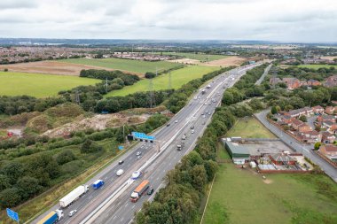 Batı Yorkshire, İngiltere 'deki Leeds Büyükşehir Borough' daki Doğu Ardsley köyünün havadan çekilmiş fotoğrafı yoğun bir otoyol kenarındaki tipik bir İngiliz konut arazisini gösteriyor.