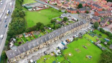 Batı Yorkshire, İngiltere 'de Leeds Büyükşehir Borough' daki Doğu Ardsley köyünün hava görüntüleri tipik İngiliz konutlarını ve yazın teras evlerini gösteriyor.