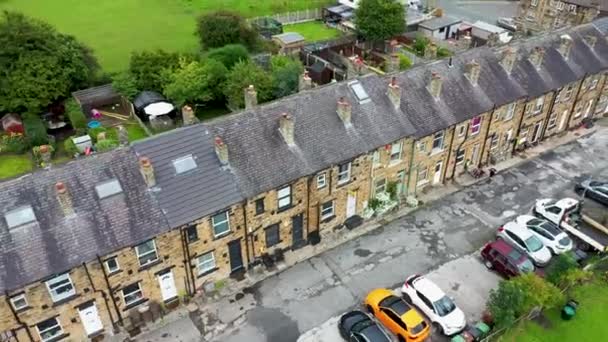 英国西约克郡利兹大都市的East Ardsley村的空中录像显示了夏季典型的英国住宅和一排梯田房屋 — 图库视频影像