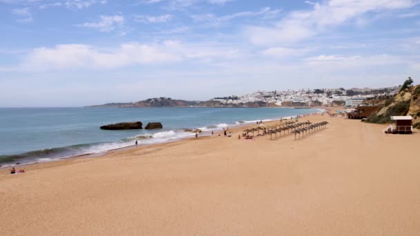 Кадри Красивого Пляжного Фронту Альбуфейри Португалії Показуючи Пляжний Фронт Парасольками — стокове відео