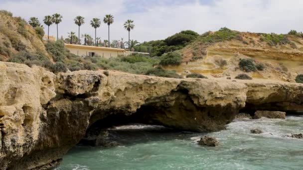 葡萄牙阿尔布费拉海滩上美丽的海滩前的影像 显示海浪和大海冲击着海岸线上的岩石 — 图库视频影像