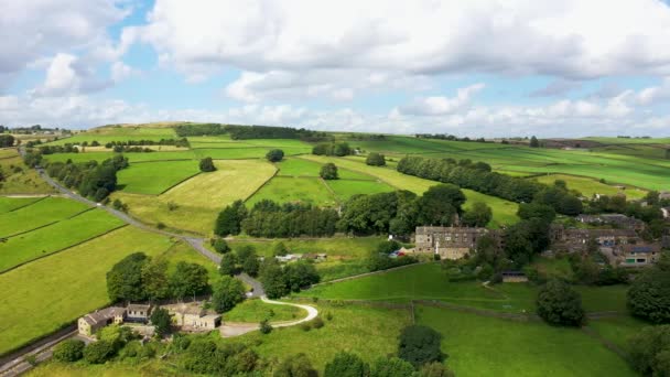 イギリスのキーリー ブラッドフォードにあるオツワースの美しい村の航空無人機の映像は 夏の緑の農民の畑を空に白い雲で示しています — ストック動画