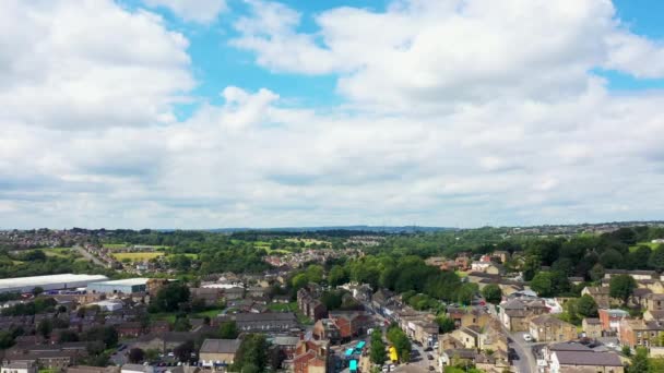 여름에 역사적인 마을과 구름을 보여주는 영국의 커클레스 웨스트 요크셔 메트로폴리탄 — 비디오