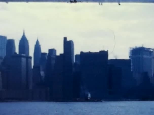 从1973年开始 美国纽约市极其古老的电影胶片家庭镜头 展示了著名的双塔世界贸易中心正在建造之中 大楼顶部的建筑工程仍在继续 — 图库视频影像