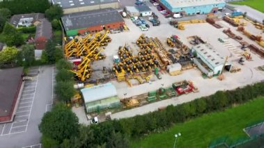 Leeds 'teki Morley kasabasının havadan çekilmiş görüntüleri, yazın futbol sahası ya da futbol sahasının yanındaki kasabada bir bina tüccarını gösteriyor.