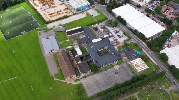 夏季英国西约克郡利兹大都市莫利镇的空中录像 显示了布伦特克利夫学院高中的情况 — 图库视频影像