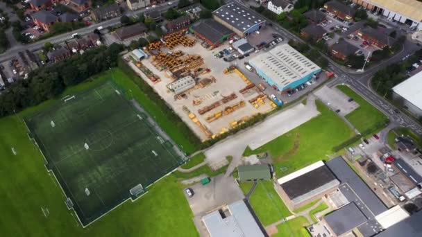 夏のサッカーやサッカーのピッチに隣接する町の建物商人を示すリーズのモーリーの町の空中映像 — ストック動画