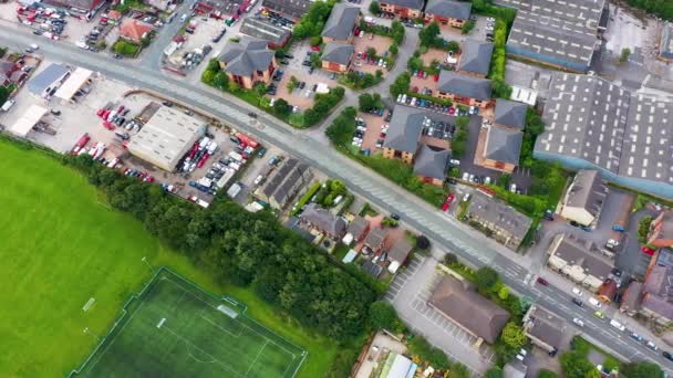 イギリスのウェストヨークシャーにあるリーズ市のモーリーの町の空中映像は 夏の間にビジネスを持つ主要な道路と家を示しています — ストック動画