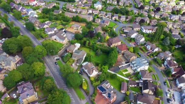 英国のブラッドフォード市の航空無人機の映像は 夏の晴れた日の下の住宅地と道路で街を飛行する無人機を示しています — ストック動画