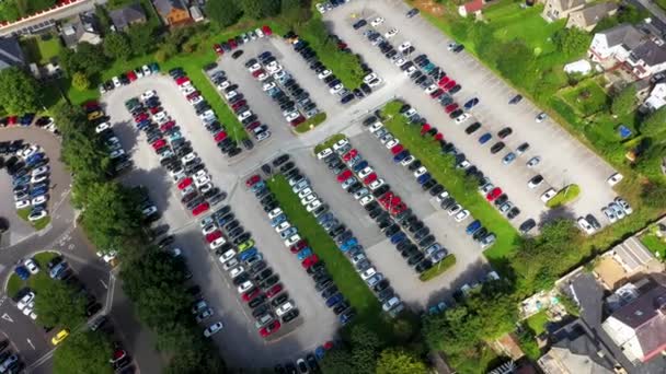英国のブラッドフォード市の航空写真は 夏の時間に駐車場で車を駐車する忙しい駐車場を示しています — ストック動画