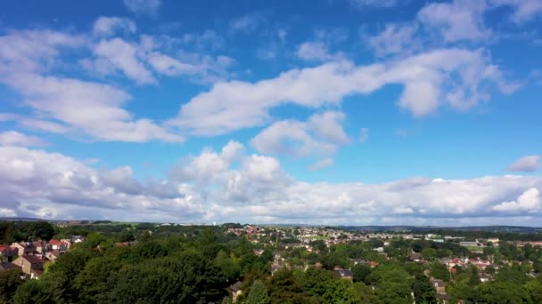 英国布拉德福德市的空中无人驾驶飞机镜头显示 夏季阳光灿烂的一天 无人驾驶飞机在城市上空飞行 在下面有住宅和道路 — 图库视频影像