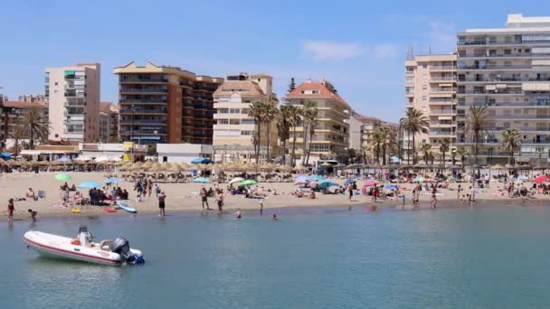 2022年5月5日 スペインのフエンヒローラ マラガの町の美しいビーチの映像は プラヤ ボリシェスとして地元で知られているビーチで休日のメーカーを示しています — ストック動画