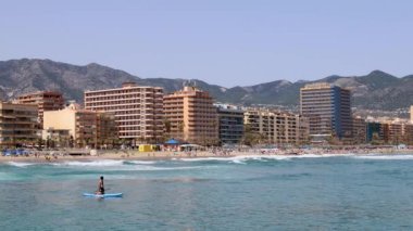 İspanya 'nın Fuengirola kentindeki güzel plajın görüntüleri Playa de los Boliches olarak bilinen plajda tatil yapanları dinlenirken ve eğlenirken gösteriyor.,