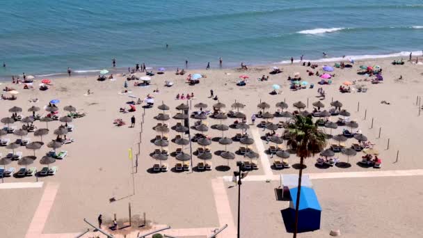 フエンヒローラ マラガ スペインの町の美しいビーチの映像は プラヤ ボリシェスがリラックスして楽しむように地元で知られているビーチで休日のメーカーを示しています 4K品質で撮影 — ストック動画