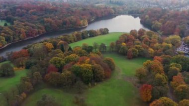 Sonbaharda Batı Yorkshire İngiltere 'de Roundhay Park olarak bilinen Leeds' teki güzel sonbahar renklerini gösteren hava görüntüleri, ormanlık alan, göl ve golf sahasını gösteriyor..
