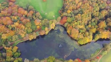 Sonbaharda Batı Yorkshire İngiltere 'de Roundhay Park olarak bilinen Leeds' teki güzel sonbahar renklerini gösteren hava görüntüleri, ormanlık alan, göl ve golf sahasını gösteriyor..