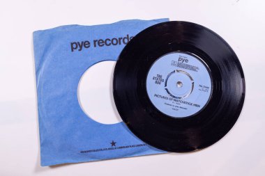 Londra İngiltere, 4 Şubat 2024 The Status Quo grubunun eski bir plağı ve orijinal kolunda Matchstick Men 'in Resimleri var.