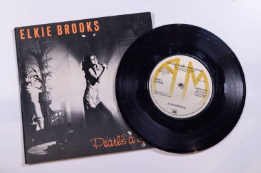 Londra İngiltere, 4 Şubat 2024 70 'lerin şarkıcısı Elkie Brooks' un eski bir plağı ve orijinal kolunda Pearls a Singer şarkısı var.