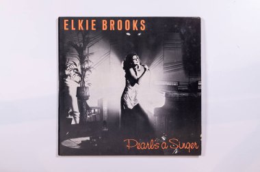 Londra İngiltere, 4 Şubat 2024 70 'lerin şarkıcısı Elkie Brooks' un eski bir plağı ve orijinal kolunda Pearls a Singer şarkısı var.