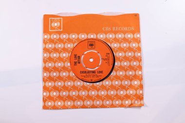 Londra İngiltere, 4 Şubat 2024 Eski bir 7inç vinil plak grubu The Love Affair tarafından orijinal kolunda Everlasting Love şarkısı olan