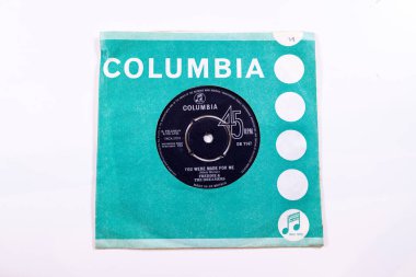 Londra UK, 4 Şubat 2024 Freddie and the Dreamers grubunun eski bir plağı ve altmışlı yılların şarkısı You Were Made For Me in the original sleeve