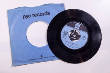 Londra İngiltere, 4 Şubat 2024 70 'lerin şarkıcısı Olivia Newton-John' un 70 'lerin şarkısı If Not For You in the original sleeve